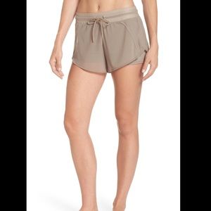 ALO YOGA AMBIENCE SHORT
